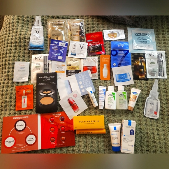 A very larger Sampler bag of Loreal, Vichy, Cerave, bare minerals and much more - Picture 1 of 9